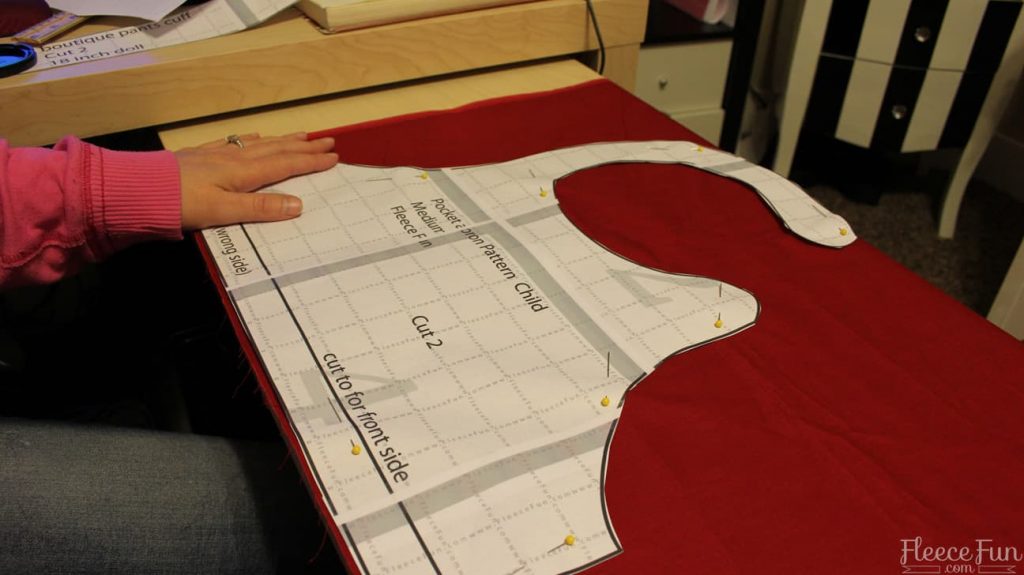 This easy child apron tutorial and pattern comes in three sizes for a kid! Video tutorial makes it easy to sew. Free pdf pattern and tutorial. Great sewing project.
