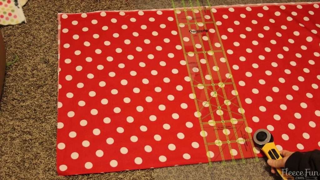 Getting started with the DIY child apron by cutting the fabric pieces