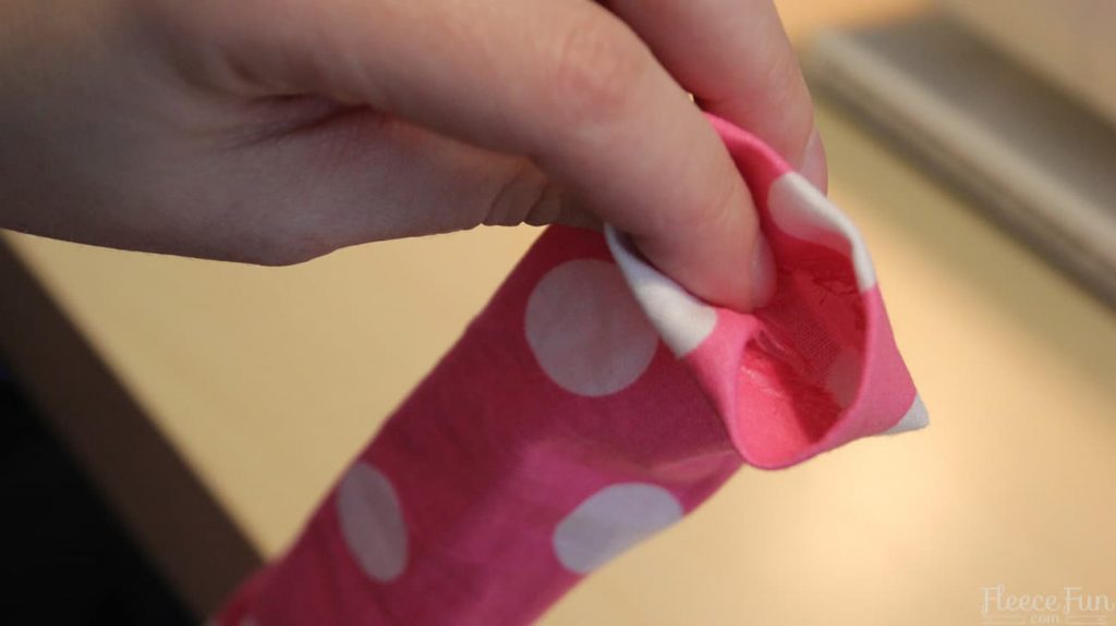 Making durable apron straps with the fleecefun free tutorial and pattern
