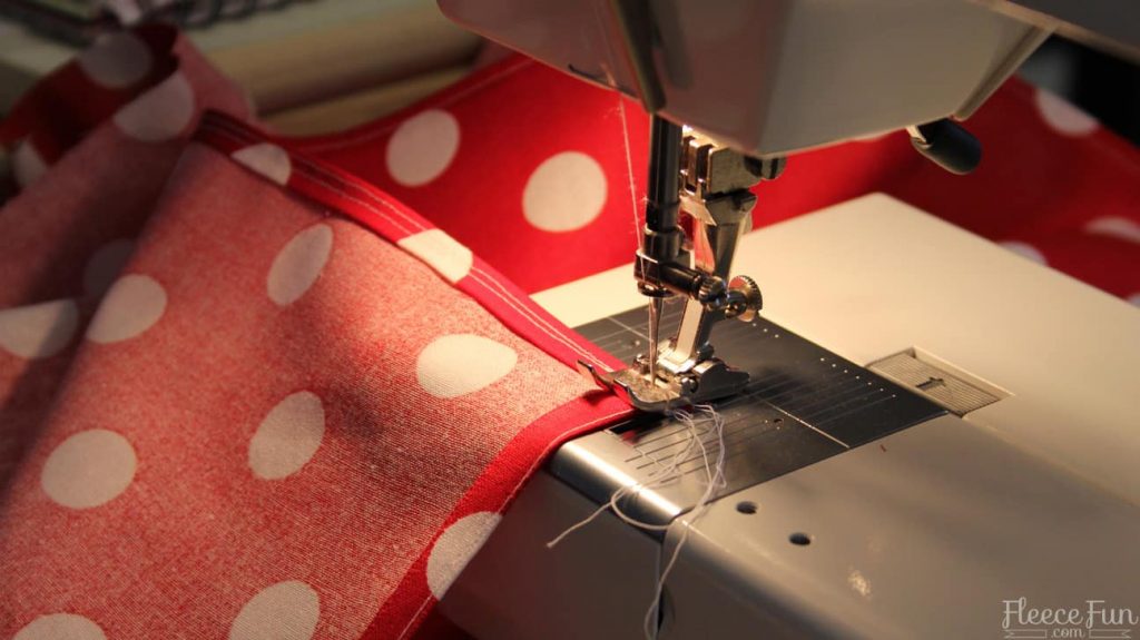 Constructing a DIY kids apron using fleecefun’s step-by-step sewing guide