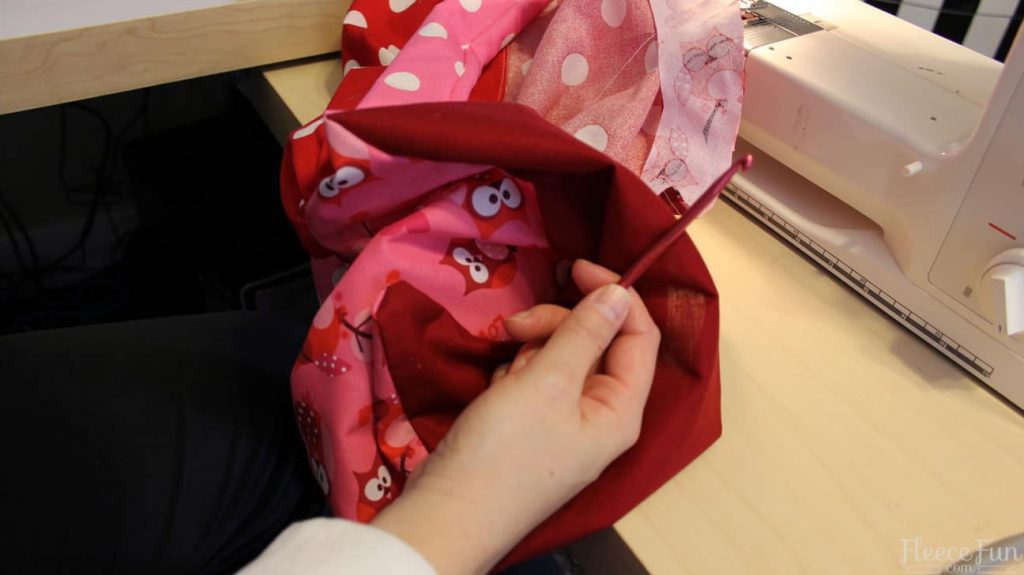 I love this child apron tutorial. It has a free sewing pattern. Great sewing project.