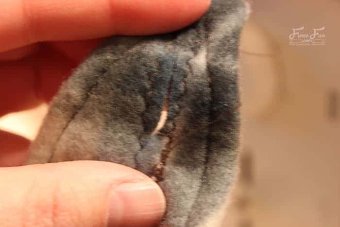This Fleece Headband Pattern Ear Warmer looks cute and warm. Really simple instructions and there's a video tutorial to walk me through it - sweet! Great fleece sewing project. Perfect Ear warmer for winter.
