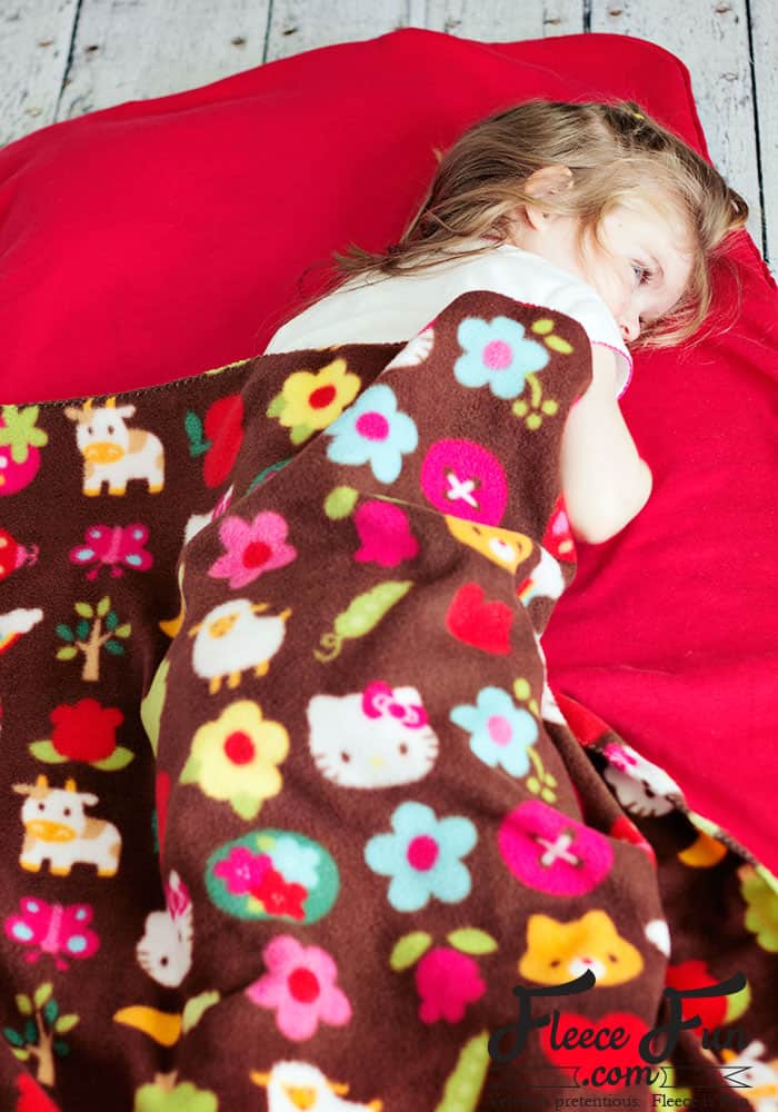 I love this sleeping bag pack that turns into a backpack! It's a free sewing pattern and there is a video to make it easy! This sleeping bag pack how to is a great DIY sewing project.