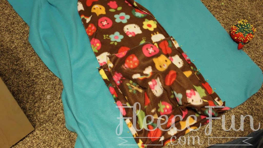 sewing the main compartment. I love this sleeping bag pack that turns into a backpack! It's a free sewing pattern and there is a video to make it easy! This sleeping bag pack how to is a great DIY sewing project.