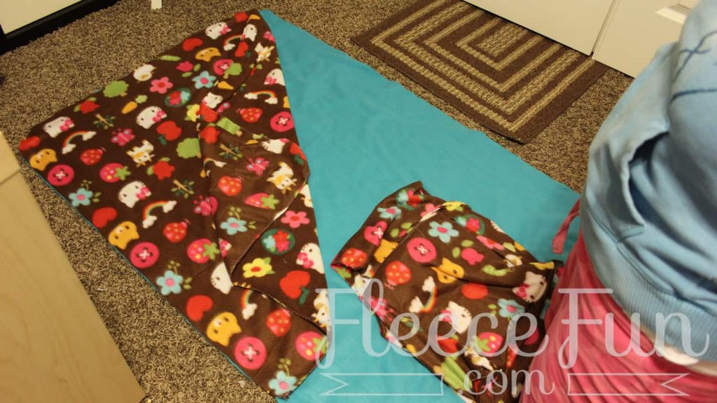 pinning the pieces to a sandwich. I love this sleeping bag pack that turns into a backpack! It's a free sewing pattern and there is a video to make it easy! This sleeping bag pack how to is a great DIY sewing project.