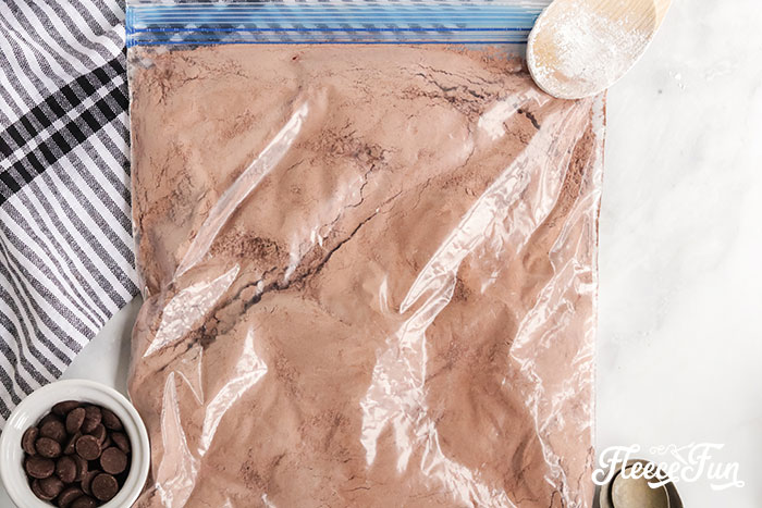 Easy homemade hot chocolate powder packaged with fleecefun and free template and tutorial guidance.