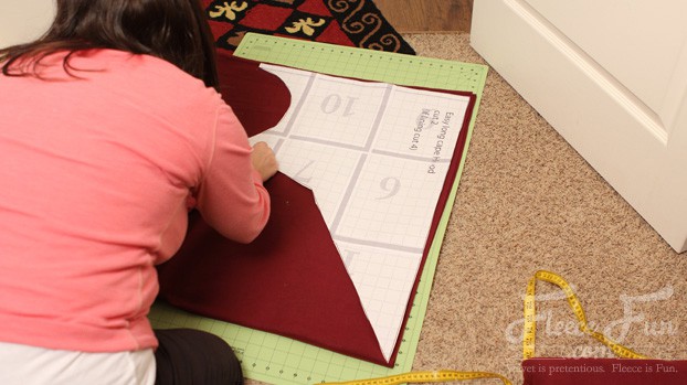 I love how simple this free fast hooded cape pattern is - plus there's a video tutorial that shows you how to make it! Love this costume diy idea. Perfect fleece sewing project and costume idea DIY.