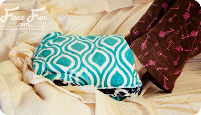 using the rice heating bag on feet. No fancy skills here—just a few straight stitches and a little rice. I made this rice heating bag in an afternoon, and it’s been my go-to for sore shoulders, cold nights, and general bad moods ever since. This guide breaks it down into 4 easy steps. The cuddle fabric cover makes it extra soft and soothing. You’ve got to try this one.