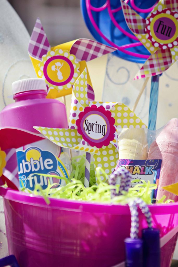 Fun and easy DIY spring pinwheels using a printable pattern from fleecefun.