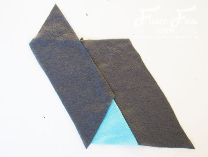 sewing the next piece. This color-blocked cowl is giving cozy with a side of geometry. If scarves are your love language, this fleece accessory is about to be your new favorite. It's soft, stylish, and surprisingly simple to make. This free PDF pattern and step-by-step tutorial walks you through the color blocking and donut-style twist—no confusion, no regrets, just one perfect loop.
