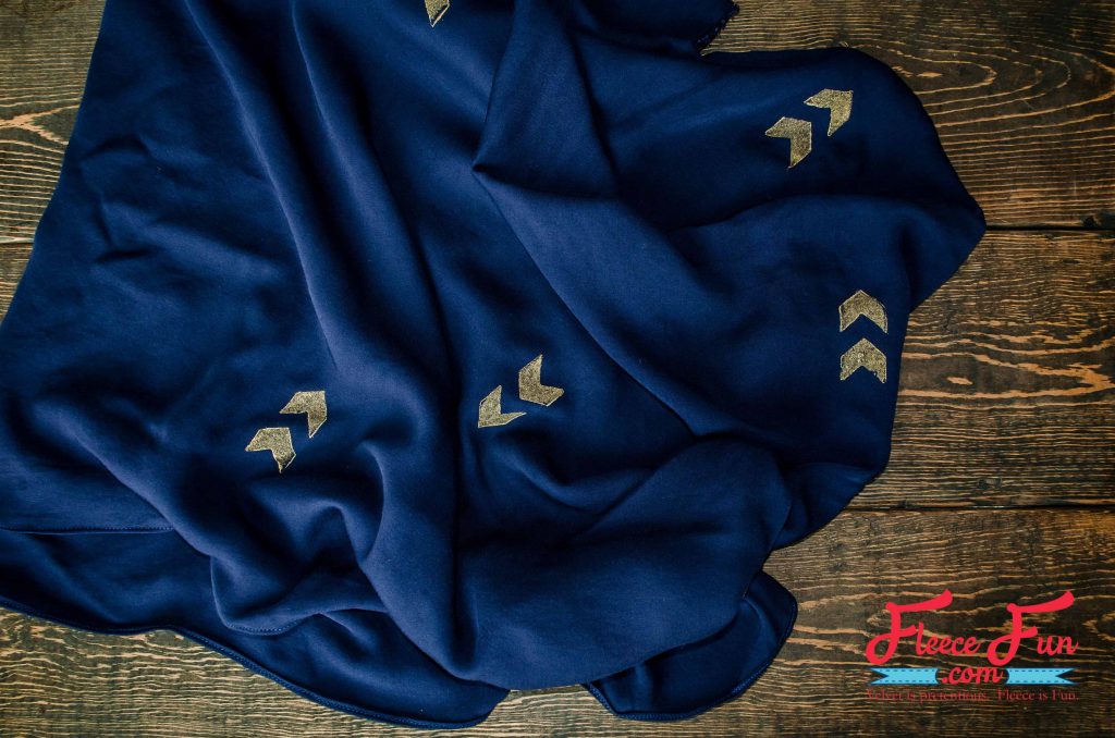 I love this simple and sweet scarf DIY. This will be the perfect addition to my fall wardrobe. It's really easy to sew too. This would make a great handmade gift idea.