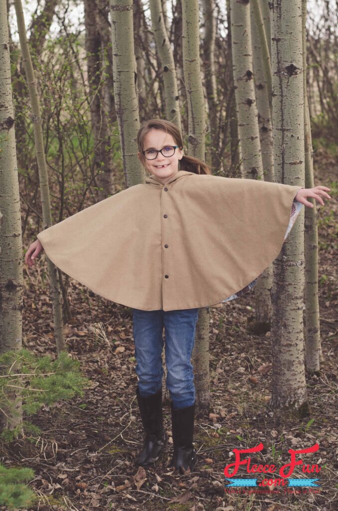 I love this free pdf sewing pattern for girls. This fall cape tutorial is a perfect sewing DIY idea! It looks really easy to put together and is great for layering in Autumn.