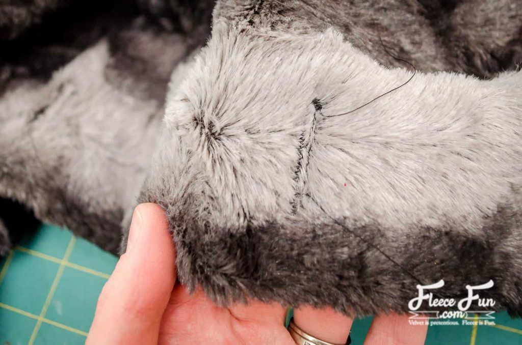 Keep your fleece ribbon throw durable by stitching the edges – follow the fleecefun tutorial
