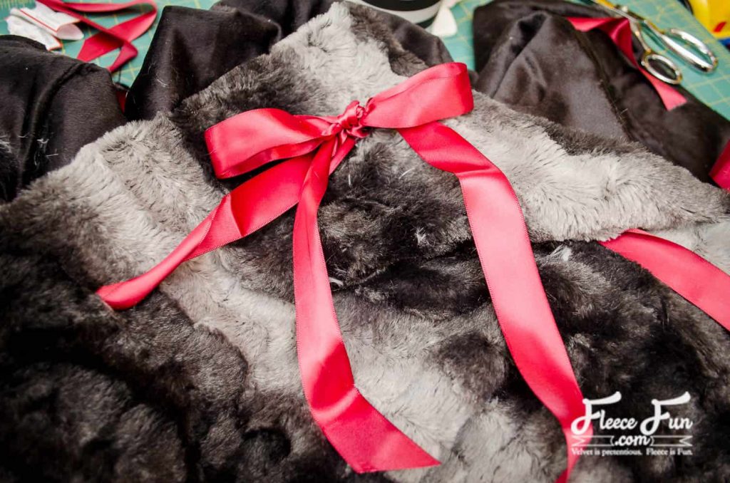 DIY fleece ribbon throw – finish your project by threading the ribbon using fleecefun instructions