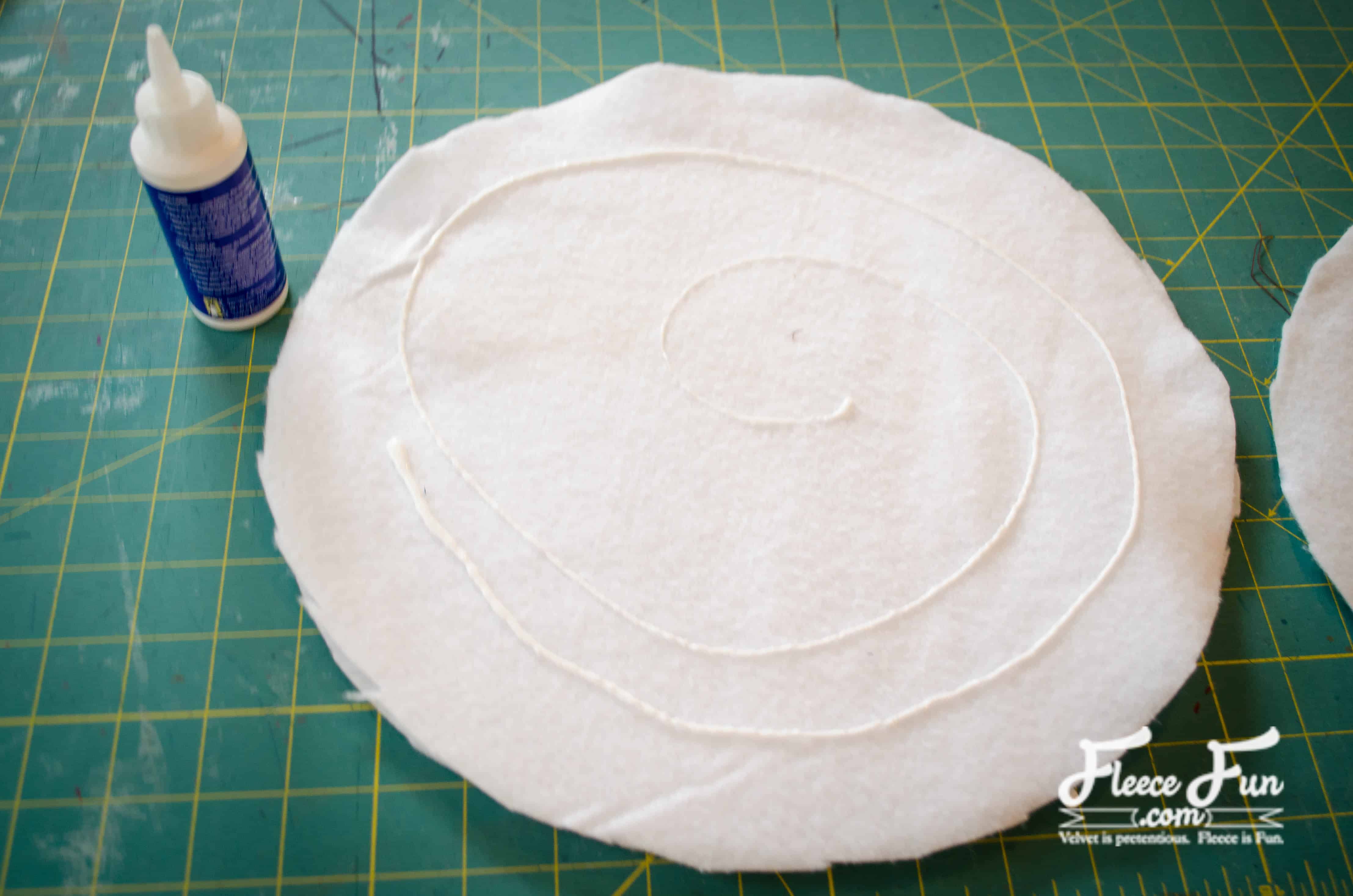 Step-by-step guide to cutting fabric for an Ikea stool cushion – fleecefun free tutorial