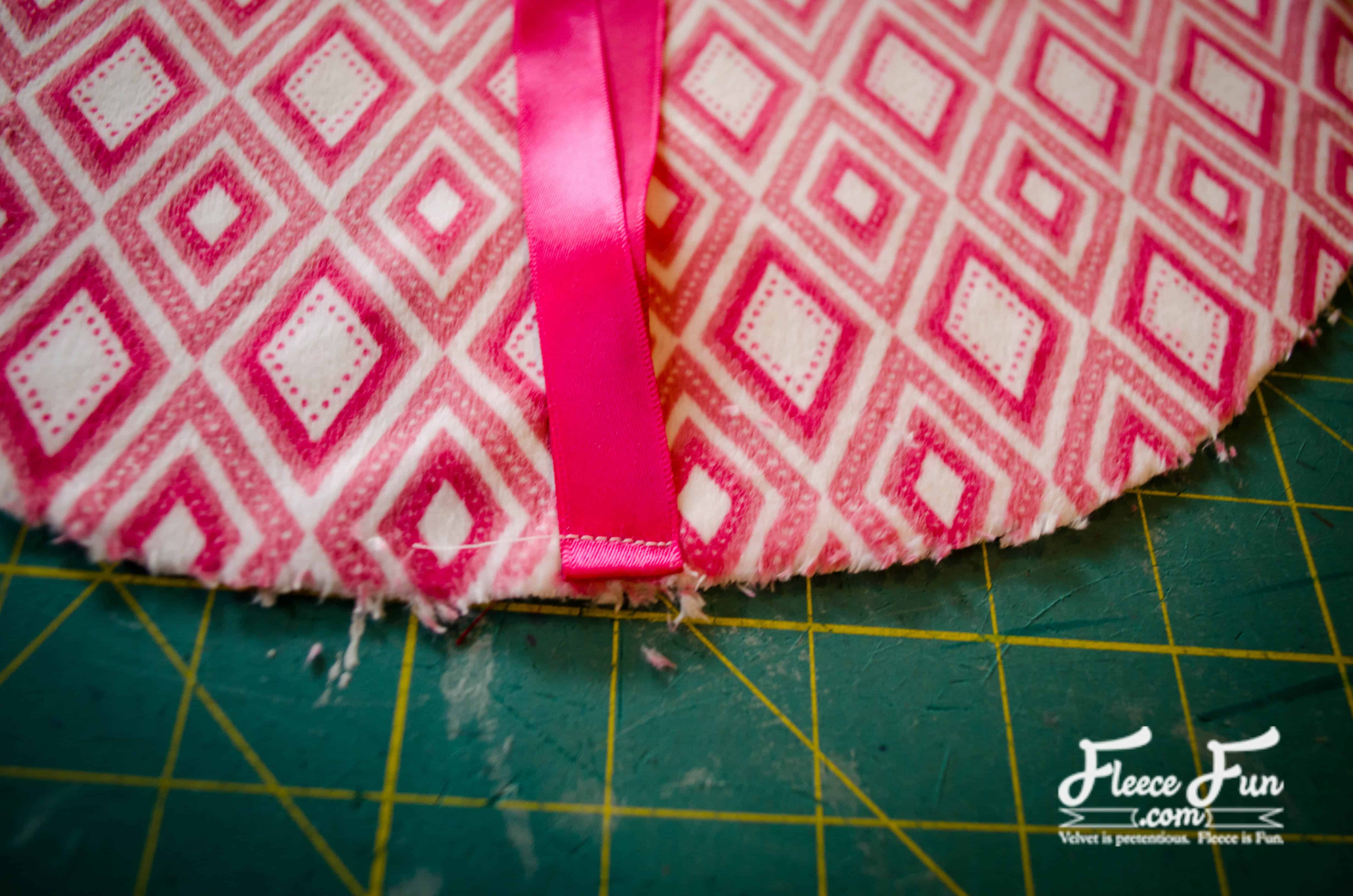 How to stitch the pattern piece for a DIY Ikea stool cushion – fleecefun free template and tutorial