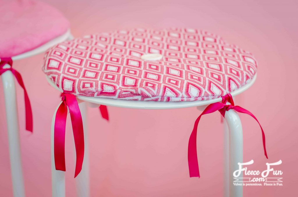 Soft and stylish fabric cushion for an Ikea stool – free template and tutorial on fleecefun
