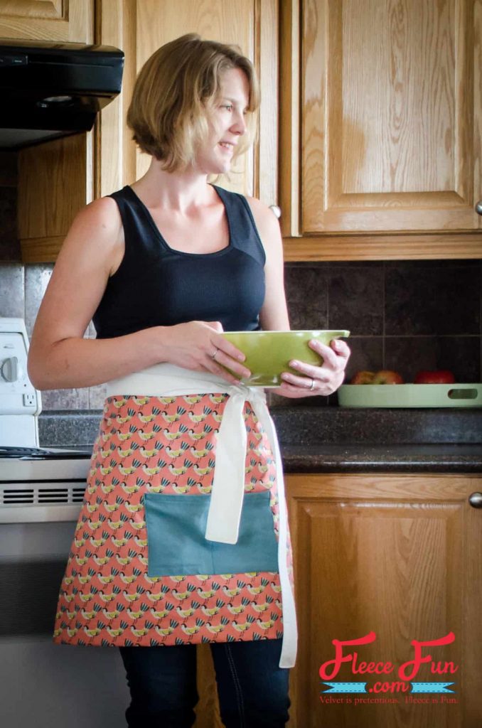 This Easy Apron Tutorial is an easy sewing project that is perfect for beginners. It also make a great handmade gift ideas. I love cute apron pattern Wonderful apron DIY.