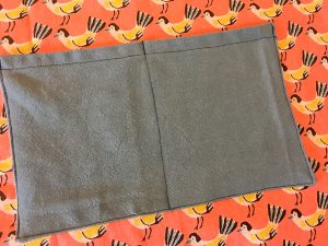 forming two pockets. This Easy Apron Tutorial is an easy sewing project that is perfect for beginners. It also make a great handmade gift ideas. I love cute apron pattern Wonderful apron DIY.