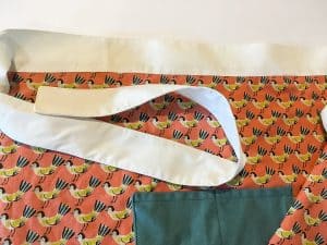finishing the apron. This Easy Apron Tutorial is an easy sewing project that is perfect for beginners. It also make a great handmade gift ideas. I love cute apron pattern Wonderful apron DIY.