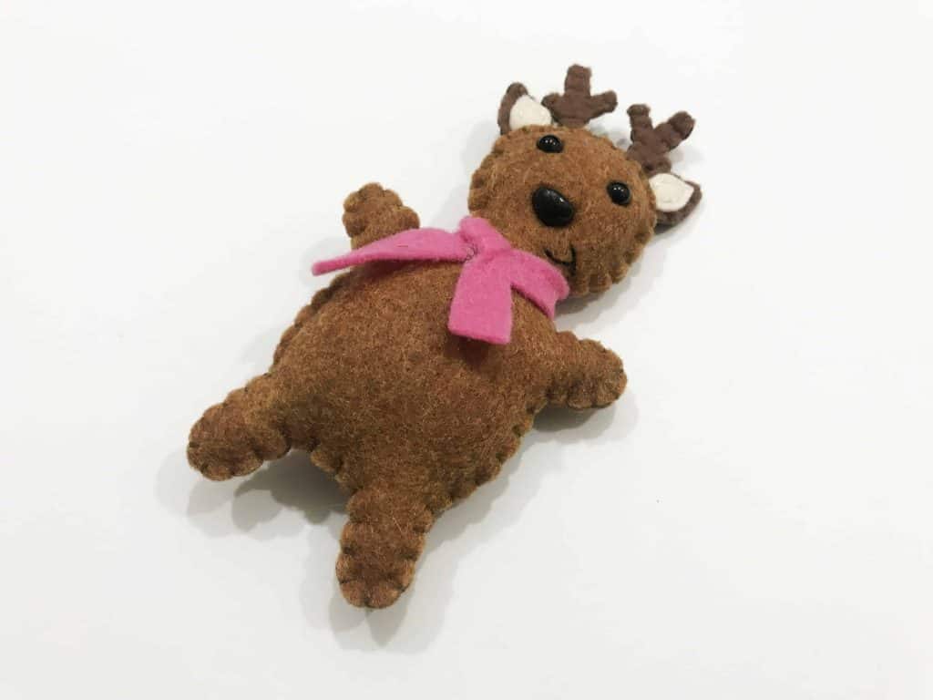 I love this felt Reindeer Softie tutorial. Such a cute sewing project for the holidays. Perfect Christmas sewing pattern - that's free!