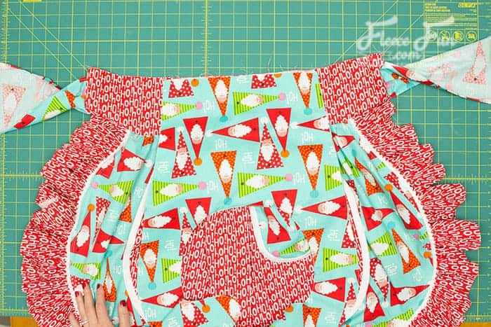 Sewing all parts of the vintage apron together with fleecefun’s free tutorial guide.
