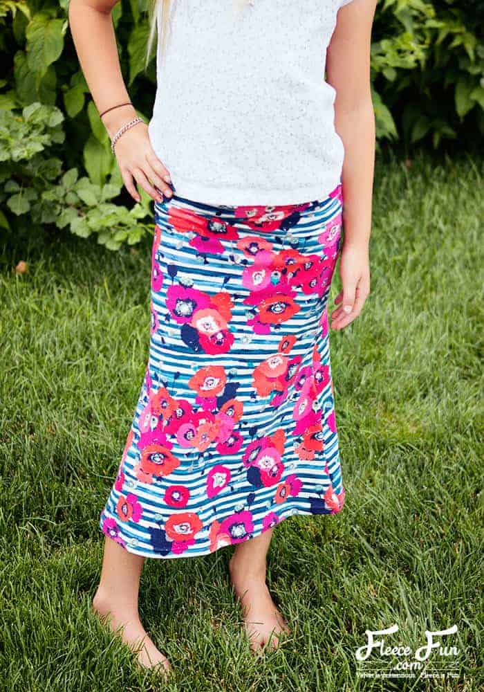 This free girls skirt pattern sews up easily and is beginner friendly. With clear step by step instructions and multiple sizes you can make a cute skirt that is comfortable for your tween. Girl sizes 7 to 14. Great sewing project.