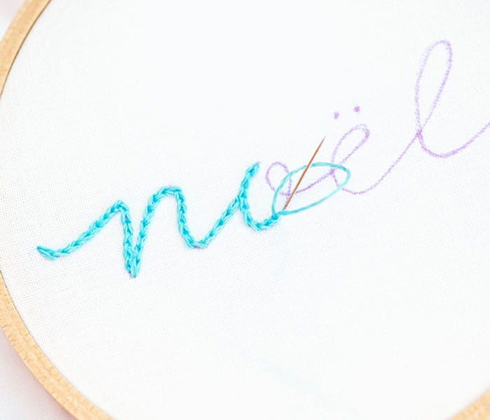 Creating elegant Noël embroidery text with fleecefun's free Christmas design guide.