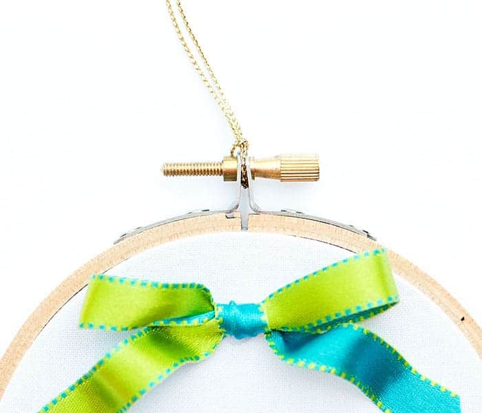 Step 5 of the Noël hoop tutorial: finalizing the Christmas embroidery design with care.