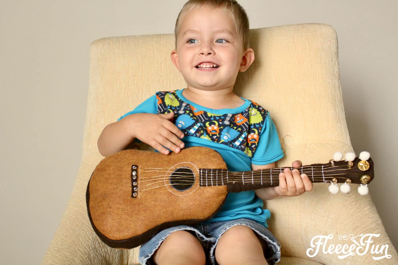 This Fun Felt Guitar Softie Toy is the perfect addition to your little one's toy collection. With a vintage look, this free softie toy pattern make a perfect handmade gift. Easy to follow step by step pictures and instructions.