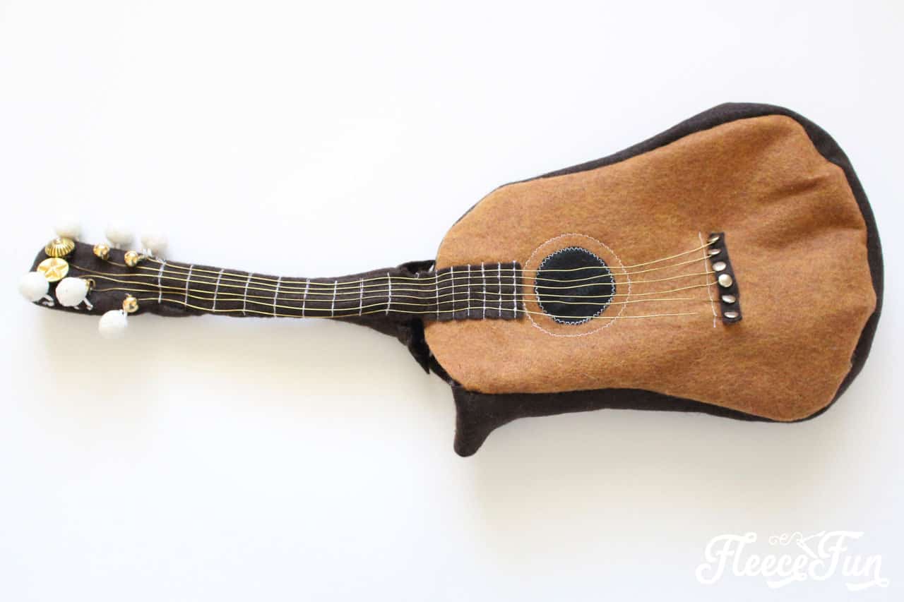 This Fun Felt Guitar Softie Toy is the perfect addition to your little one's toy collection. With a vintage look, this free softie toy pattern make a perfect handmade gift. Easy to follow step by step pictures and instructions.