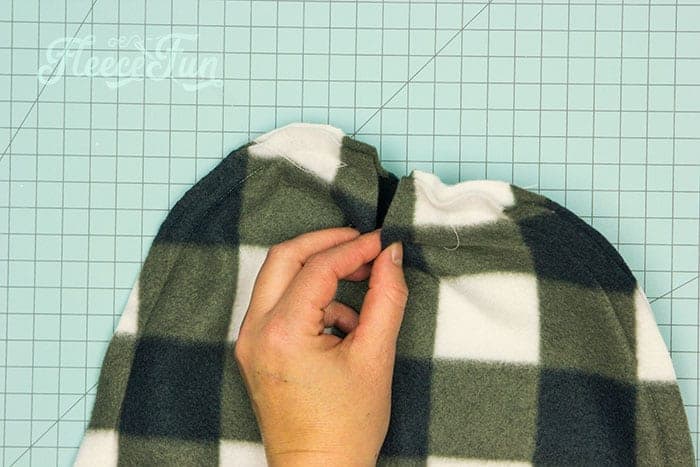 Close the top of your slouchy beanie by sewing the V shape with fleecefun's free tutorial.