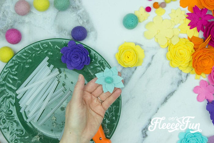 Learn how to make Diy Felt Flower Art That's Easy and Beautiful. Easy steps and lots of photos show you how to make this cute home decor. #feltflowersdiy #cricutmade #cricutmaker #reversecanvas