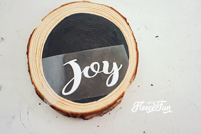 Homemade Christmas Ornament: This farmhouse style wooden Christmas ornament diy makes for the perfect addition to your holiday decor. Make it for your home or use it as a hostess or neighbor gift. This simple and sweet ornament comes together so easily you might just want to make several in one sitting.