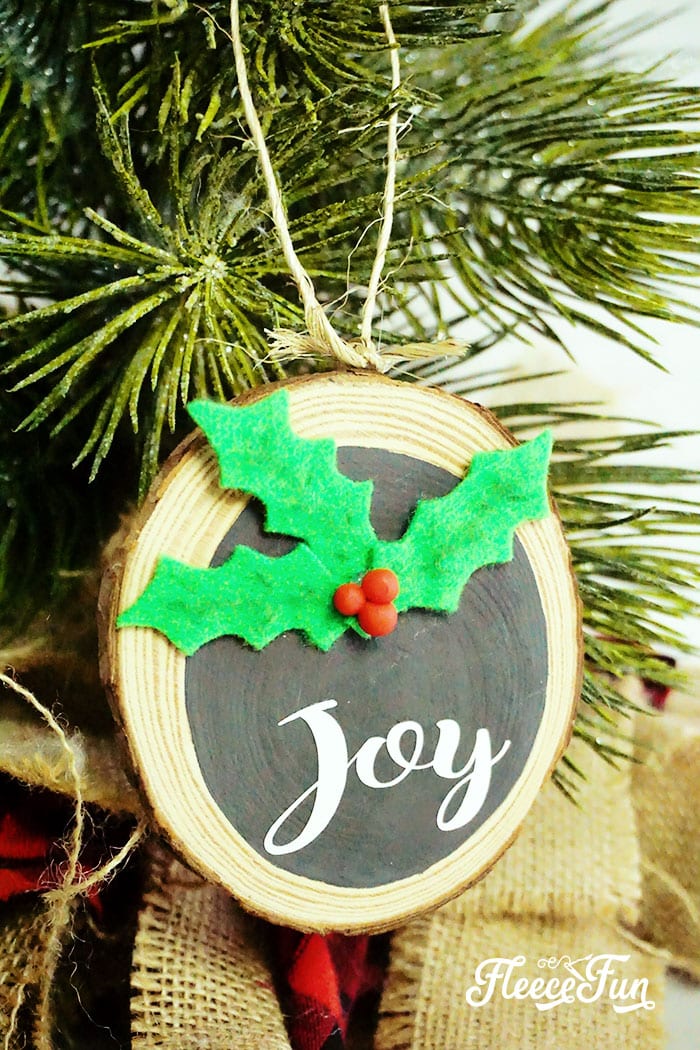 Homemade Christmas Ornament: This farmhouse style wooden Christmas ornament diy makes for the perfect addition to your holiday decor. Make it for your home or use it as a hostess or neighbor gift. This simple and sweet ornament comes together so easily you might just want to make several in one sitting. #treedecorations #holidaycrafts #handmadeornaments #joytotheworld #hollyleaves #christmasbaubles #christmascraft #christmasdiy #christmasornament #christmasornaments #christmasdecoration #christmasdecorations #handmadechristmasdecoration #xmasdecoration #xmascrafts