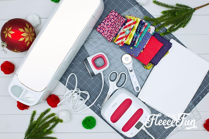 How to make Christmas-themed placemats using fleecefun’s free template and tutorial