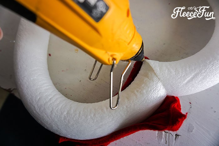 DIY heart wreath wrapping with fleecefun's step-by-step Valentine tutorial.