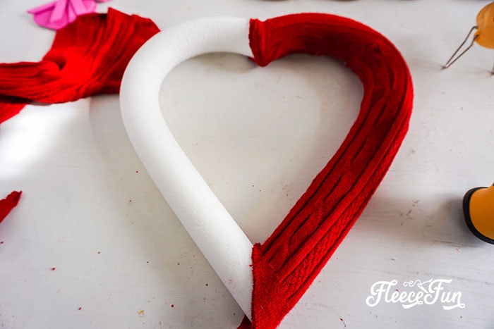 This Valentine Wreath DIY is easy to make and comes with a FREE SVG file to make crafting it a breeze! Clear step by step photos to make with cute wreath.