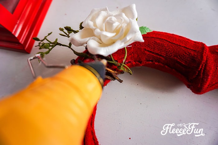 Finalizing the Valentine wreath DIY project with fleecefun's tutorial and free template.