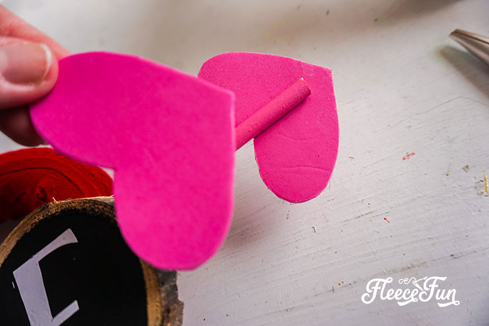 Step-by-step arrow-making process for your heart wreath with fleecefun's resources.