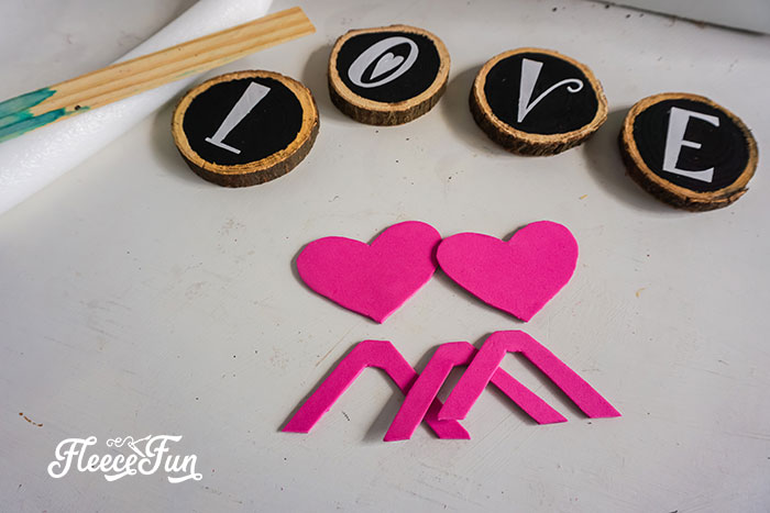 This Valentine Wreath DIY is easy to make and comes with a FREE SVG file to make crafting it a breeze! Clear step by step photos to make with cute wreath.