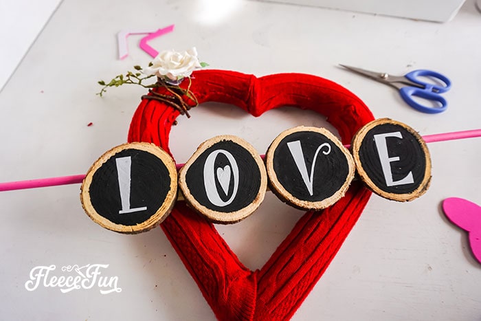 This Valentine Wreath DIY is easy to make and comes with a FREE SVG file to make crafting it a breeze! Clear step by step photos to make with cute wreath.
