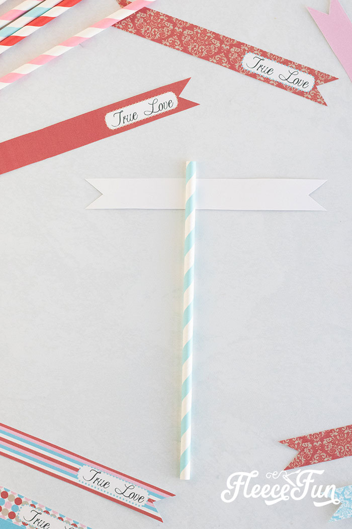 Valentine's Day straw decoration pieces prepared using fleecefun resources