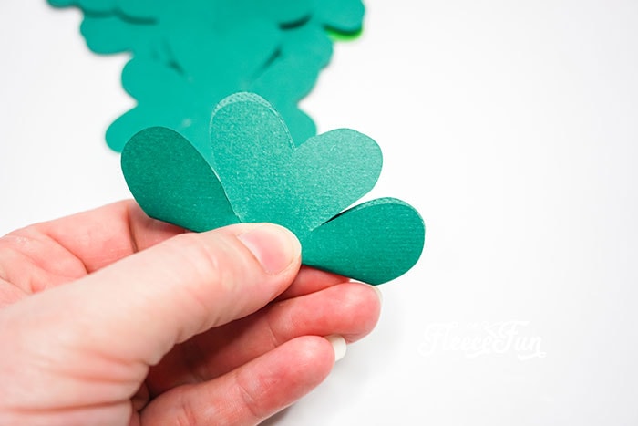 Add dimension to your St. Patrick’s Day décor by folding and shaping clovers with fleecefun’s tutorial.