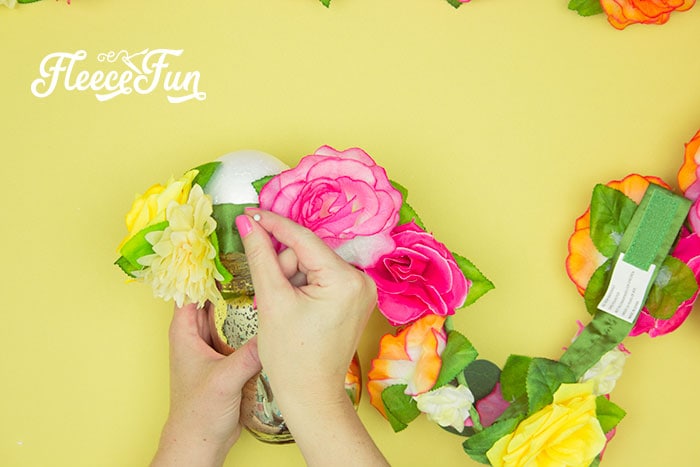 Learn how to decorate mason jars for an Easter centerpiece with fleecefun’s guide