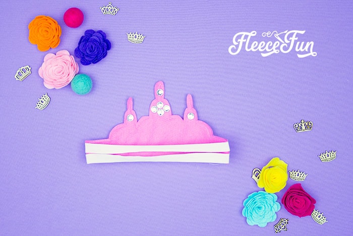 Make your felt tiara adjustable with fleecefun's free template and tutorial.