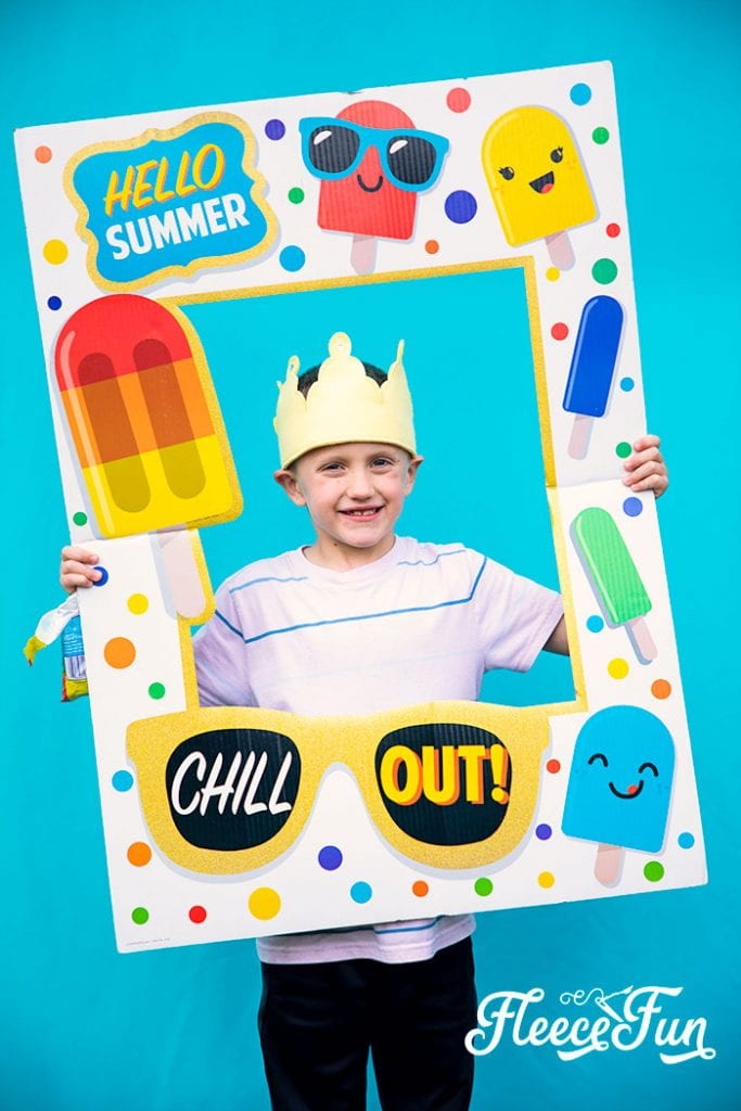Learn how to make a birthday crown with this easy step by step tutorial and FREE pdf pattern! Video tutorial makes it easy to follow.