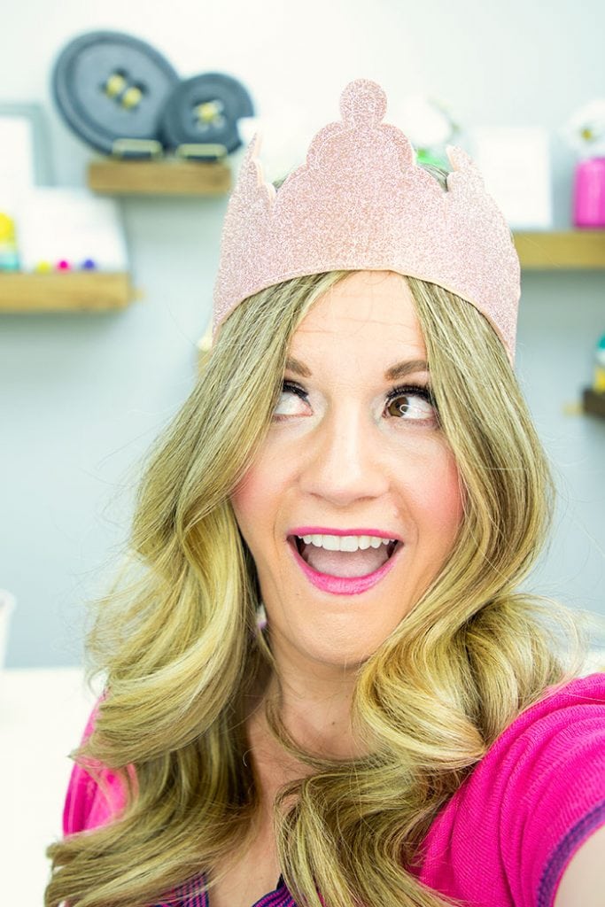 Learn how to make a birthday crown with this easy step by step tutorial and FREE pdf pattern! Video tutorial makes it easy to follow.