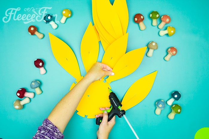 Start making the layers of the sunflower with FleeceFun's free template and tutorial.