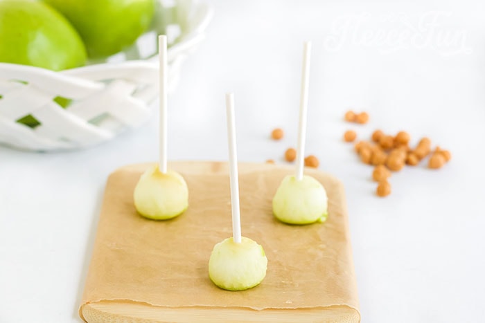 blot. Learn how to make Mini Caramel Apples that easy and less messy! Perfect little bite of Autumn without - the mess!
